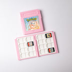 Étui rose Mew fermé et ouvert avec seize emplacements pour cartouches Nintendo Switch