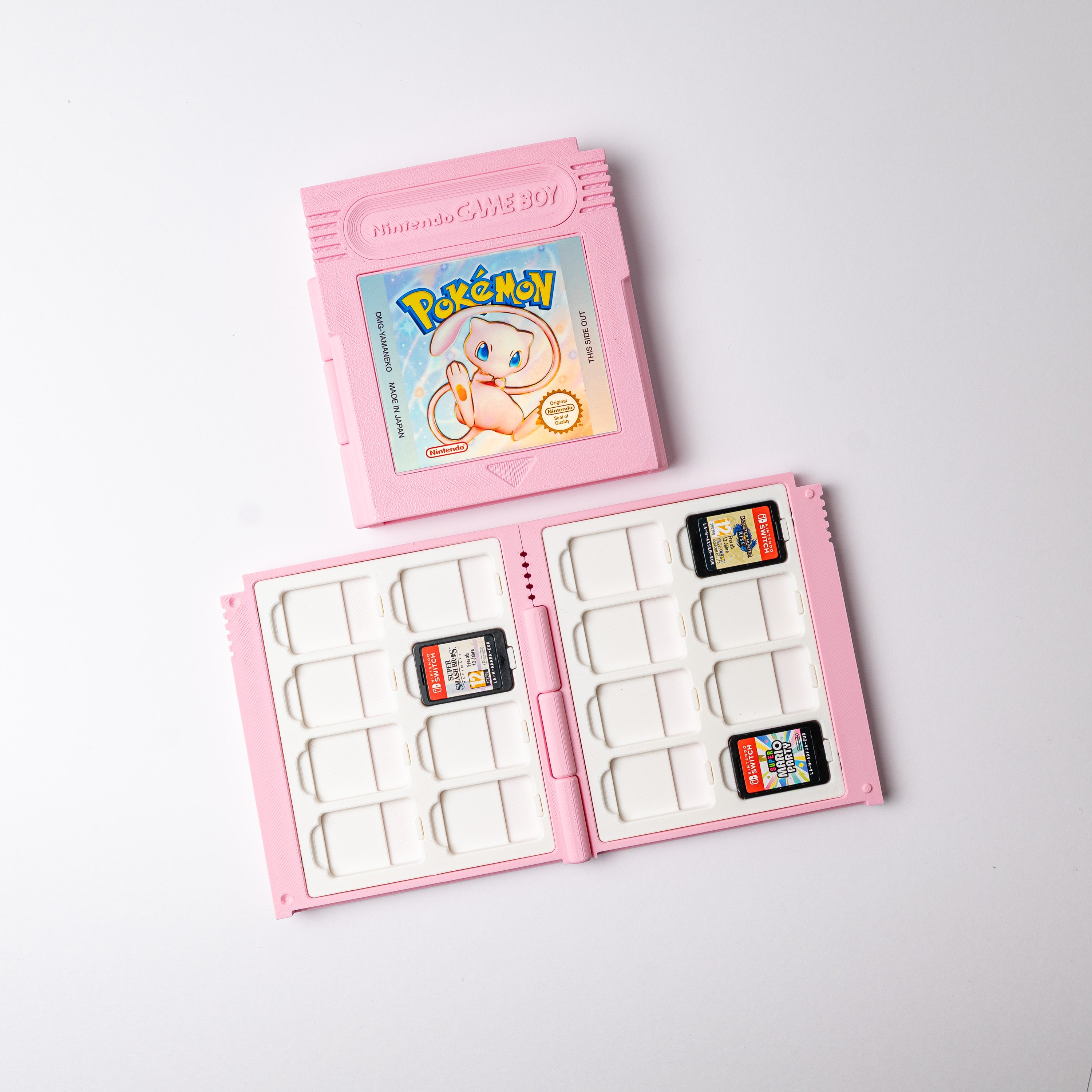 Étui rose Mew fermé et ouvert avec seize emplacements pour cartouches Nintendo Switch