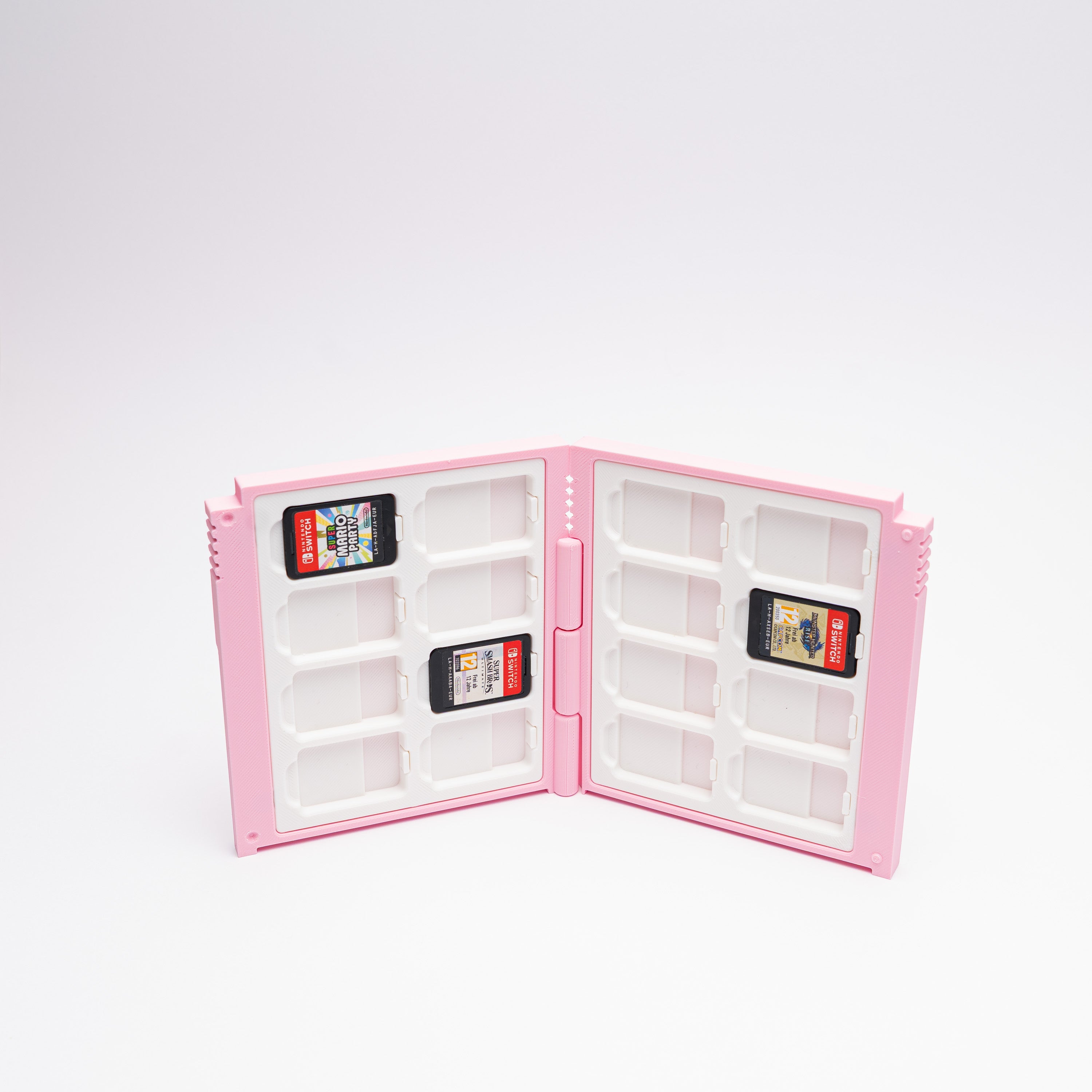 Intérieur blanc de l'étui rose Mew ouvert avec seize emplacements pour cartouches