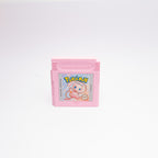 Étui rose Mew fermé sur fond blanc
