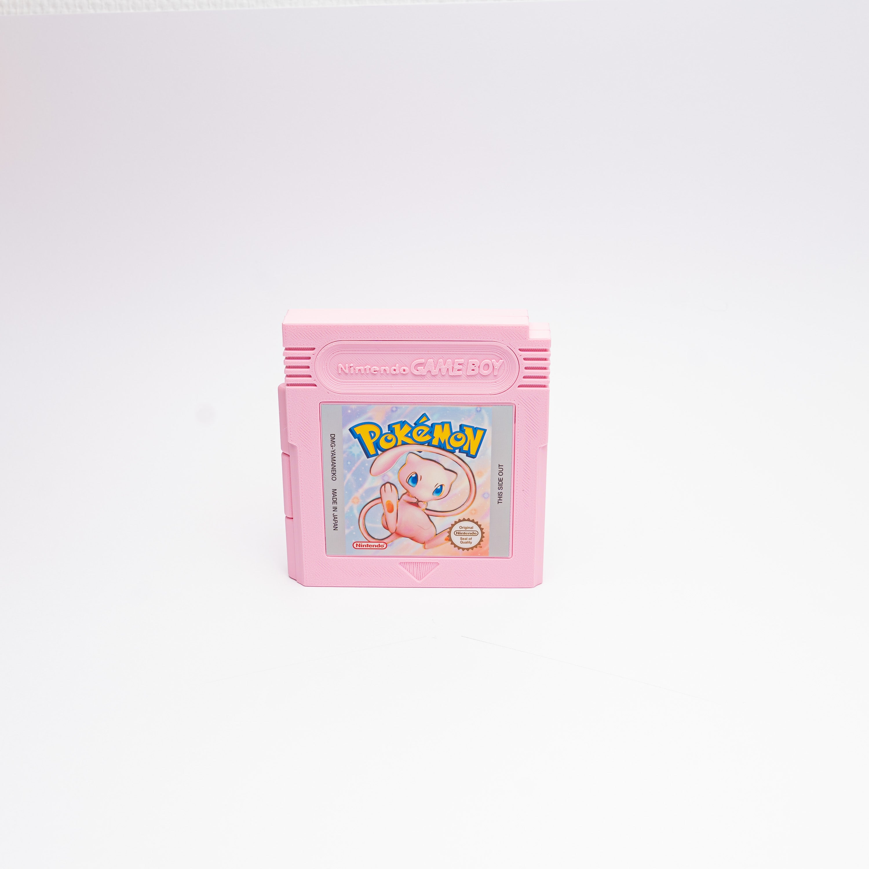 Étui rose Mew fermé sur fond blanc